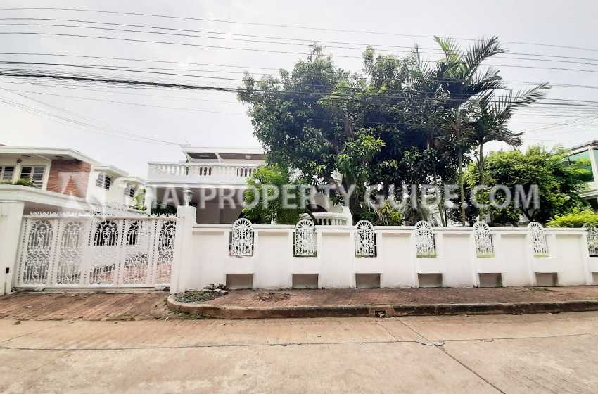 House with Shared Pool in Bangnatrad 